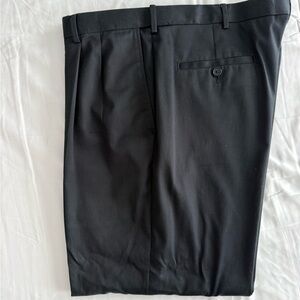 Haggar Men's Black Khaki Chinos